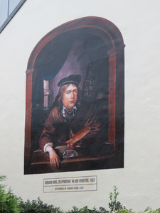 850589 Gezicht op de muurschildering 'Gerard Dou, zelfportret in een venster, 1657', uit 2020, uitgevoerd door ...